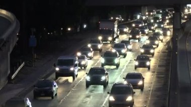 Kalabalık bir otoyolda gece gelen trafik.
