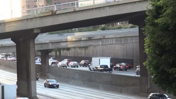 ランプのオン オフの層を通して見られる高速道路の交通 — ストック動画