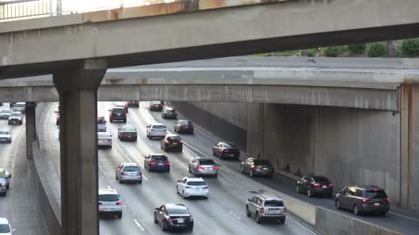 Traffico Che Fonde Autostrada Sotto Sottopasso — Video Stock