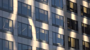 Işık ve gölgeli modern bir ofis binasının çekimleri yapılıyor.