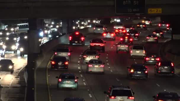 夜间在洛杉矶高速公路上的繁忙交通 — 图库视频影像