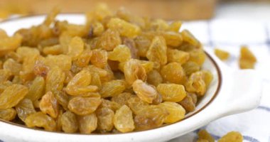 Bir kase taze altın kuru üzümün kayganlaştırıcısı.