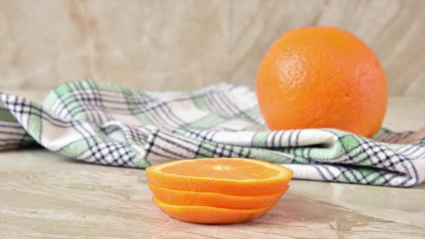 一片片新鲜成熟的橙子堆成一个完整的橙色停止动作动画 — 图库视频影像
