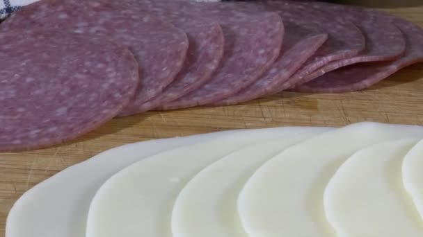 切碎的意大利通心粉和普罗沃隆奶酪在切块上 — 图库视频影像