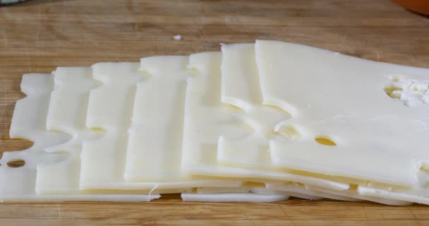 Schieber Schoss Auf Schneidebrett Über Scheiben Von Schweizer Käse — Stockvideo