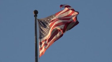 Rüzgarda dalgalanan bir Amerikan bayrağı