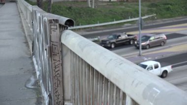 Otobanın üzerinde hasarlı bir üst geçit var.