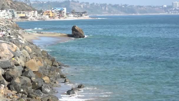 캘리포니아 말리부 해안을 해안으로 밀려드는 — 비디오
