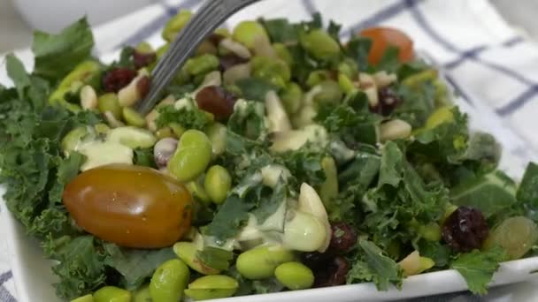 Comer Tenedor Ensalada Col Rizada Fresca Con Edamame Tomate — Vídeo de stock