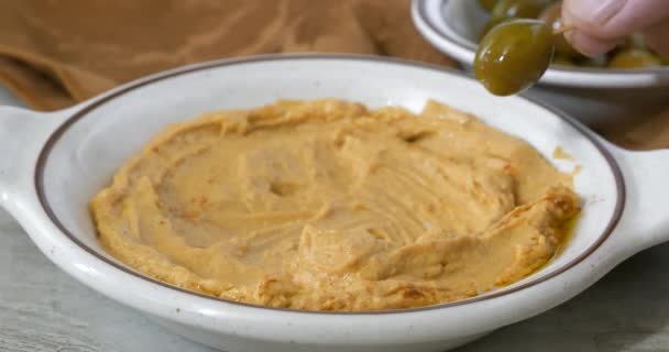 Sumergiendo Una Aceituna Verde Palillo Dientes Tazón Hummus Casero Fresco — Vídeos de Stock
