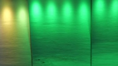 Bir duvarı aydınlatan renkli ışıkların hareket arkaplanı