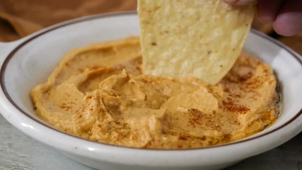 Tauchen Sie Einen Mais Tortilla Chip Eine Schüssel Mit Frischem — Stockvideo
