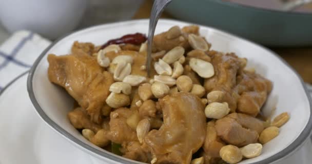 Jedzenie Widelca Kung Pao Chicken Zamknąć Super Powolny Ruch — Wideo stockowe
