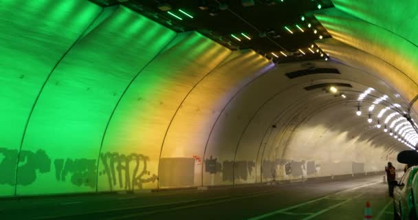 Vågor Färgglada Ljus Färdas Genom Tunnel Natten — Stockvideo