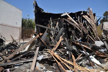 Yangınla yok olan ticari bir binanın kalıntıları.