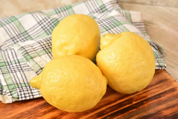 Fresh Ripe Lemons Wooden Cutting Board Kitchen Counter Top — Stock Photo, Image