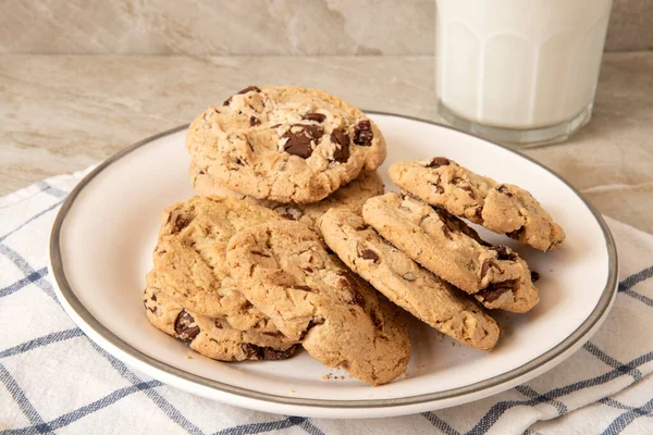 Een Bord Chocolade Chip Koekjes Met Een Glas Melk Een — Stockfoto