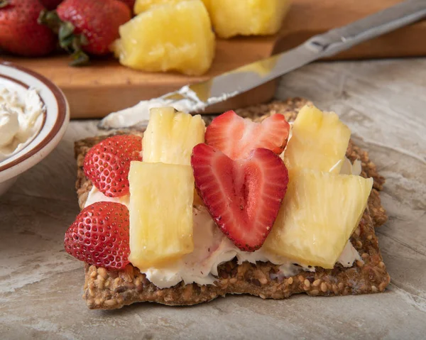 Gluten Free Crispbread Cream Cheese Strawberries Pineapple Healthy Snack Igh — Stock Photo, Image