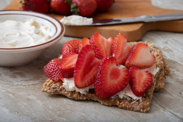 Gluten Free Crispbread Cream Cheese Strawberries Healthy Delicious Snack — Stock Photo, Image