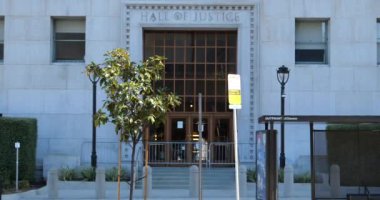 Los Angeles, CA USA - 31 Ocak 2021: Los Angeles Adalet Salonu yaz aylarındaki BLM ayaklanmalarından sonra hâlâ barikat halindeydi