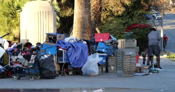 Los Angeles Usa January 2021 Homeless Man Sweeping Trowalks Homeless — стоковое видео