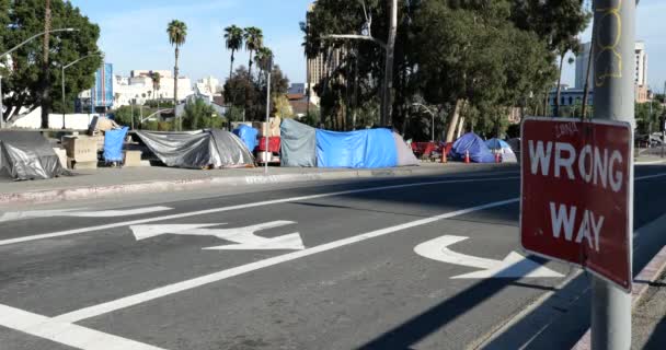 Ein Obdachlosenlager Auf Einem Highway Abseits Der Auffahrt Los Angeles — Stockvideo
