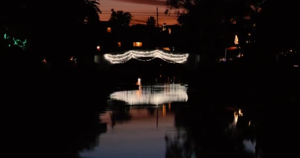 Weihnachtsbeleuchtung Einer Brücke Auf Den Kanälen Von Venedig Südkalifornien Weihnachten — Stockvideo