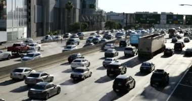 Öğleden sonra Los Angeles şehir merkezinde büyük bir otoyolda trafik sıkışık.