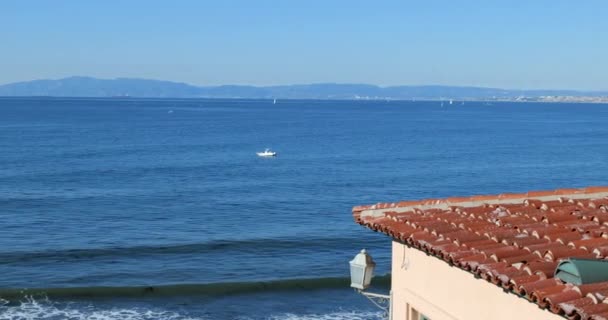 Pan Tiro Dos Telhados Azulejos Vermelhos Resort Através Belo Oceano — Vídeo de Stock