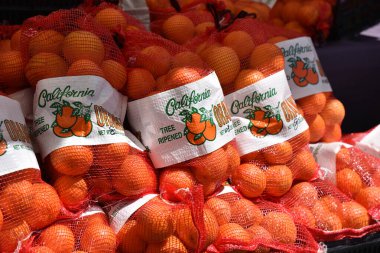 Açık hava pazarında büyük çantalar dolusu taze oraganik California portakalı.