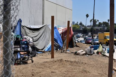 Los Angeles 'taki Hollywood Otoyolu' nun çıkışındaki evsiz kampında.