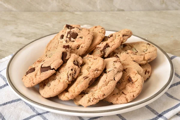 Een Bord Chocolade Chip Koekjes Een Aanrecht — Stockfoto