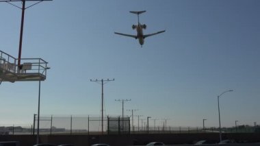 Loss Angeles Uluslararası Havalimanında çift motorlu jet yükleme