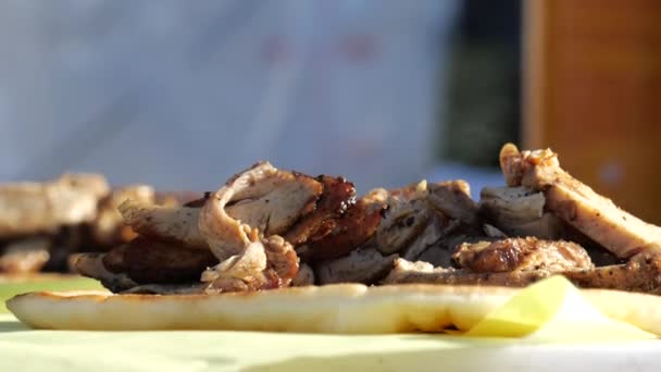 Steaming Gyros Carne Uma Fatia Pão Pita Uma Mesa Livre — Vídeo de Stock