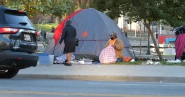 Los Angeles, CA USA - 27 Ocak 2021: Los Angeles 'taki MacArthur Parkı etrafındaki kaldırımda evsiz insanlar ve çadırlar