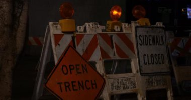 Uyarı tabelaları geceleri yol kenarında yanıp sönen kehribar ışıklarıyla çalışıyor.