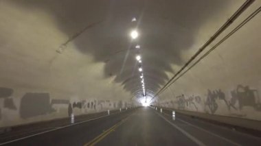 Los Angeles şehir merkezindeki ünlü İkinci Cadde Tüneli 'nden geçerken...