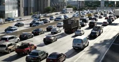 Los Angeles şehir merkezindeki Liman Otobanı trafiği yoğun.