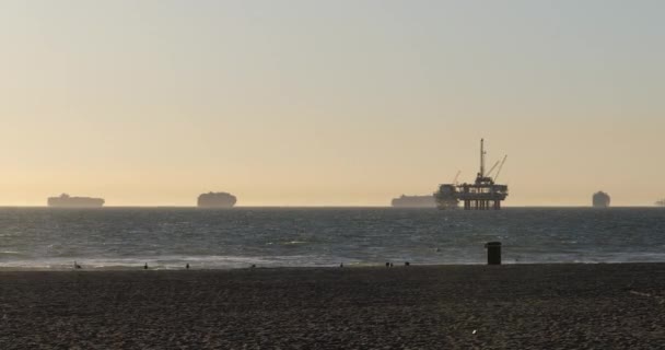 在亨廷顿海滩被海上石油钻井平台卡住的船只 — 图库视频影像