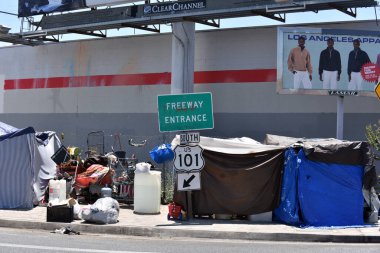 Los Angeles, CA USA - 30 Haziran 2021 Los Angeles 'taki Hollywood Otoyolu' nun girişindeki evsiz kampı