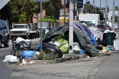 Los Angeles, CA USA - 30 Haziran 2021: Los Angeles 'ın batı ucundaki bir trafik adasında evsiz kampı