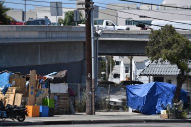 Los Angeles, CA USA - 30 Haziran 2021: Hollywood gecekondu mahallesi çevre yolunun yakınındaki evsizler için çadır kuruyor