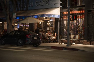 Los Angeles, CA USA - 4 Mayıs 2021: Coronavirus iç yemek yasağı sırasında bir restoranda açık hava yemek alanı