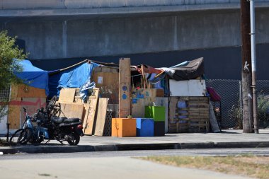 Los Angeles, CA USA - 30 Haziran 2021: Hollywood gecekondu mahallesi çevre yolunun yakınındaki evsizler için çadır kuruyor