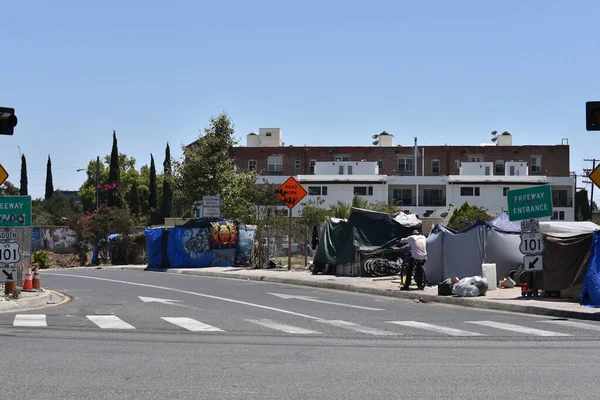 Los Angeles Usa Června 2021 Tábor Bezdomovců Vjezdu Hollywoodskou Dálnici — Stock fotografie