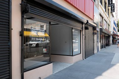 Los Angeles, CA USA - 20 Ağustos 2020: Genişletilmiş koronavirüs kilitlenmelerinin ardından Los Angeles şehir merkezindeki kiralama şirketleri kapatıldı