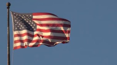 Rüzgarda dalgalanan bir Amerikan bayrağına yakın çekim