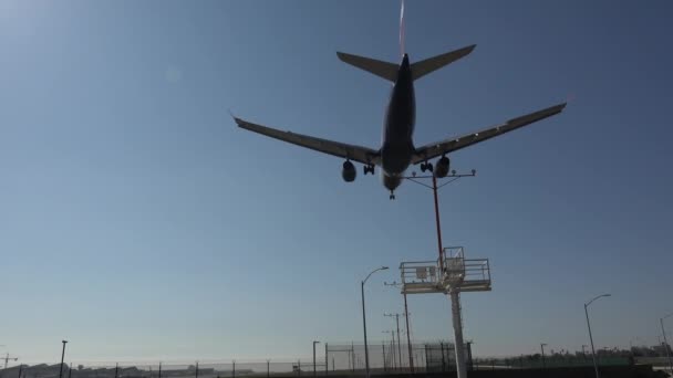 Los Angeles Uluslararası Havaalanına Inen Uçak Yavaş Çekimde — Stok video