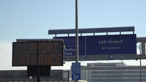 Led Och Riktningsskyltar Till Los Angeles Internationella Flygplats — Stockvideo