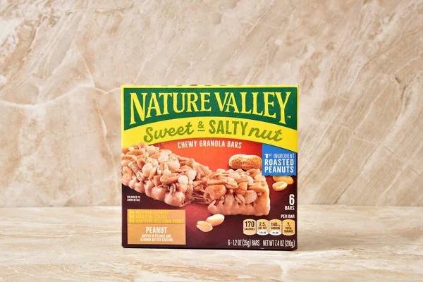 Mutfak Tezgahında Bir Kutu Nature Valley Granola Çikolatasının Resimli Resmi — Stok fotoğraf